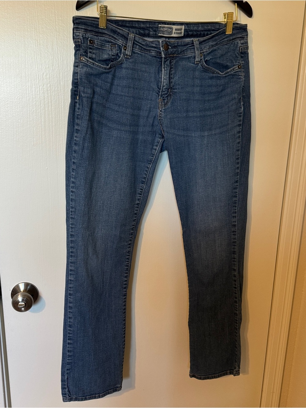 Signature by Levi’s Strauss Women’s Dark Blue Modern Straight-Leg Jeans